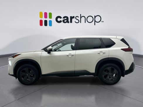 Used 2023 Nissan Rogue SV image 2