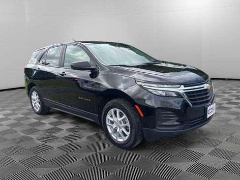 Used 2023 Chevrolet Equinox LS w/ LS Convenience Package FWD image 2