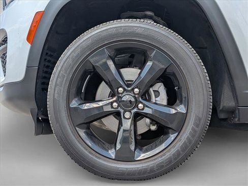 Used 2024 Jeep Grand Cherokee Altitude image 24