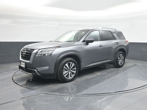 Used 2025 Nissan Pathfinder SL image 1