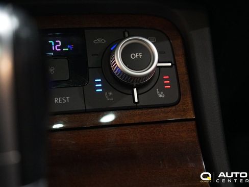 Used 2016 Volkswagen Touareg Sport image 24