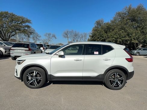 Used 2023 Volvo XC40 B4 Plus image 3