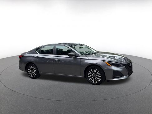 Used 2026 Nissan Altima 2.5 SV FWD image 2
