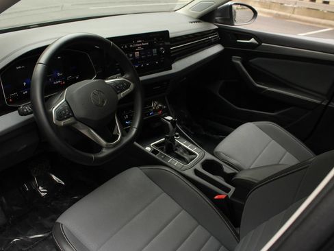 Used 2025 Volkswagen Jetta SE FWD image 13