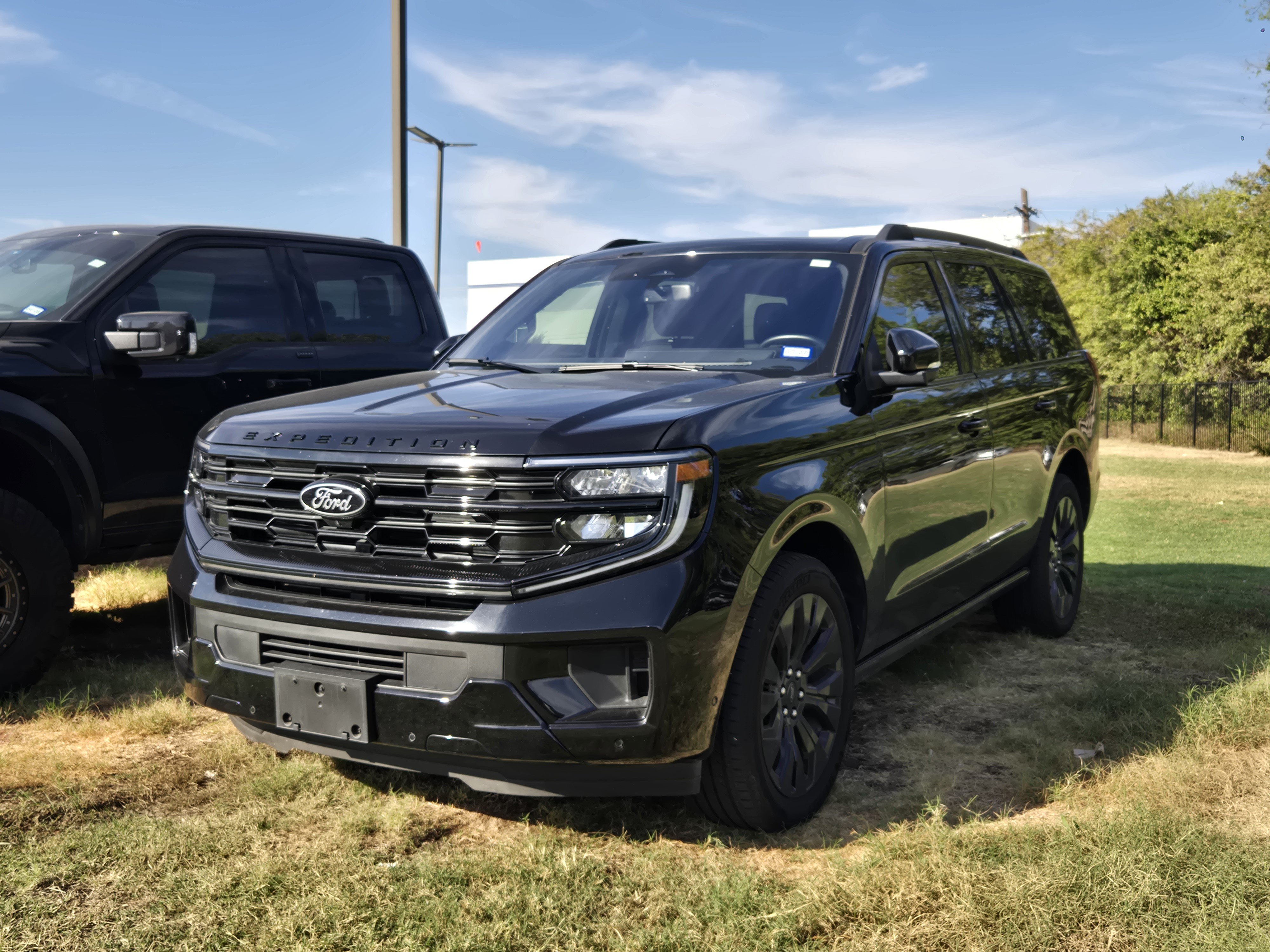 Used 2025 Ford Expedition Platinum w/ Stealth Appearance Package AWD/4WD image 3