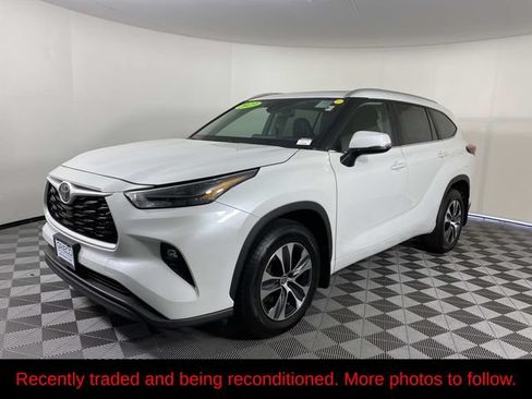 Used 2023 Toyota Highlander XLE AWD/4WD image 4