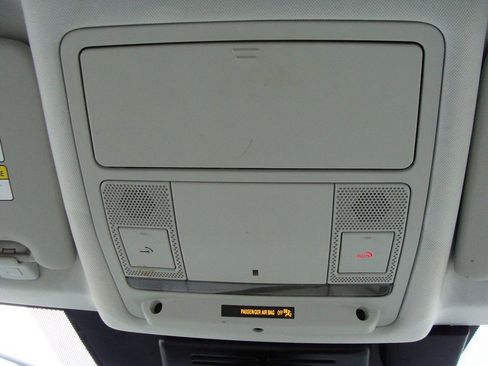 Used 2018 Land Rover Discovery Sport SE image 32