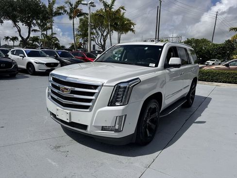 Used 2018 Cadillac Escalade Luxury AWD/4WD image 9