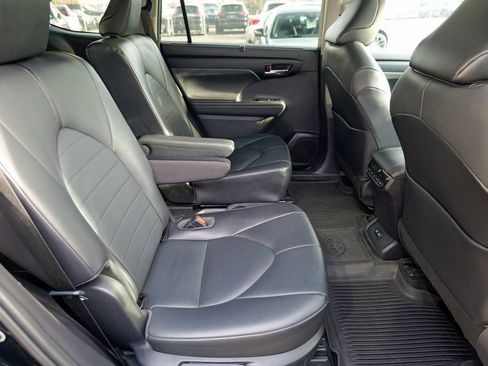 Used 2020 Toyota Highlander XLE image 28