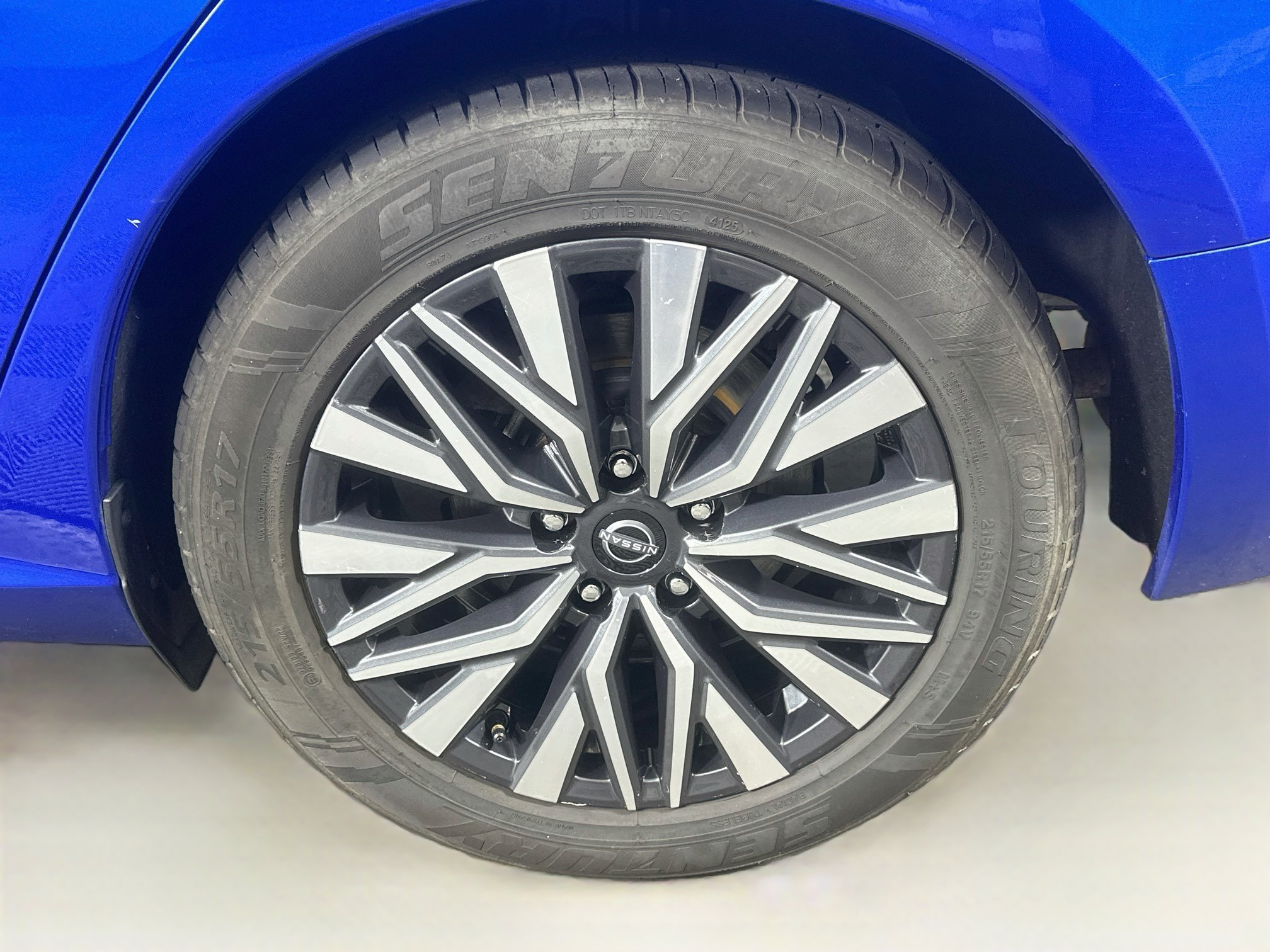 Used 2025 Nissan Altima 2.5 SV FWD image 11