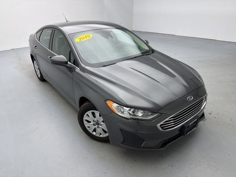 Used 2019 Ford Fusion S image 2