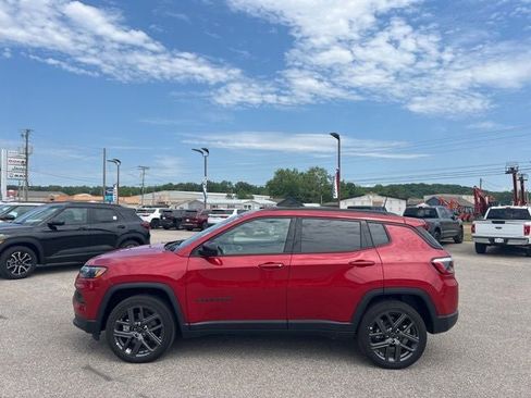 Used 2026 Jeep Compass Latitude AWD/4WD image 3
