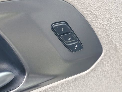 Used 2024 Chrysler Pacifica Touring-L FWD image 9