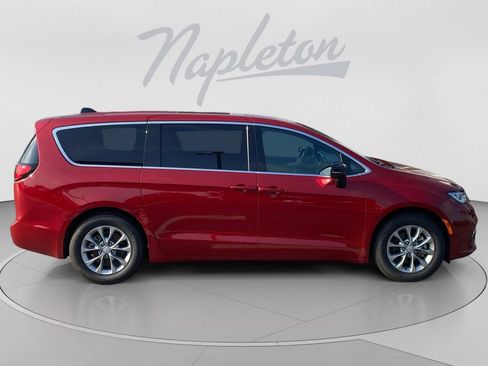 Used 2026 Chrysler Pacifica Limited FWD image 7