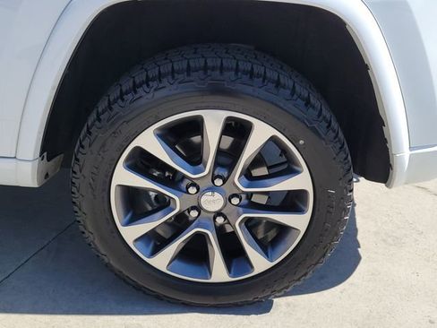 Used 2017 Jeep Grand Cherokee Overland image 15
