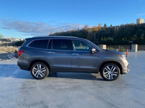 Used 2017 Honda Pilot Touring image 3