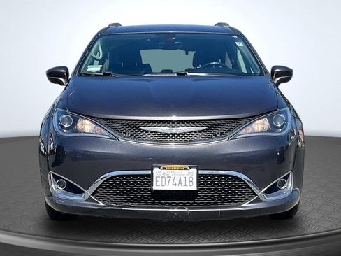 Used 2019 Chrysler Pacifica Touring-L image 3