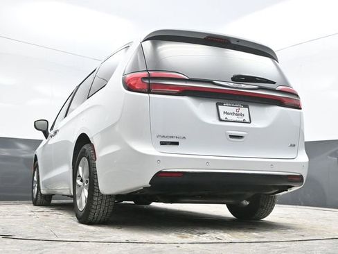 Used 2023 Chrysler Pacifica Touring-L image 33