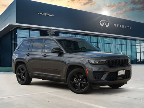 Used 2023 Jeep Grand Cherokee Altitude AWD/4WD image 2