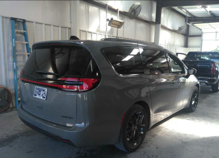 Used 2025 Chrysler Pacifica Limited FWD image 4