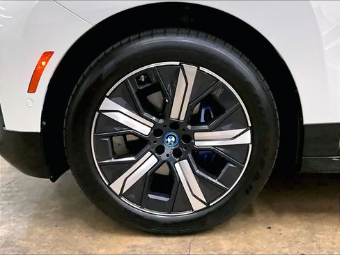 Used 2024 BMW iX xDrive50 w/ Sport Package AWD/4WD image 12