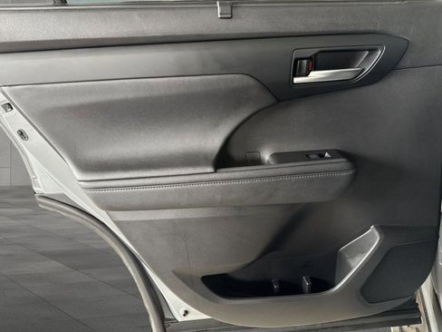 Used 2024 Toyota Highlander XLE image 25