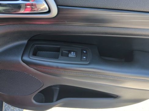 Used 2020 Jeep Grand Cherokee Laredo RWD image 30