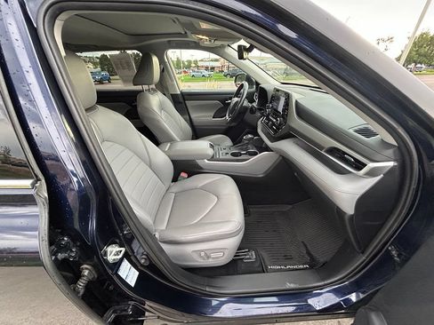 Used 2020 Toyota Highlander XLE AWD/4WD image 32
