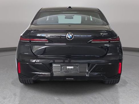 Certified 2024 BMW 740i w/ Premium Package 2 RWD image 7