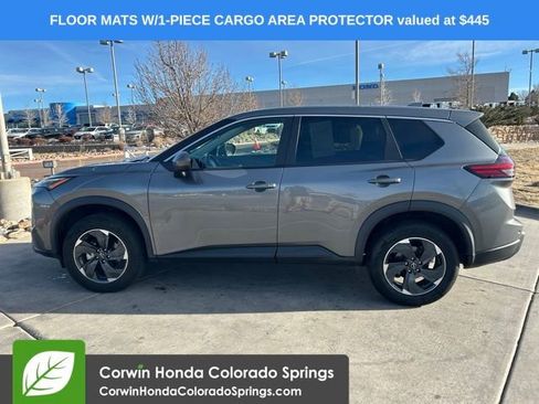 Used 2024 Nissan Rogue SV image 4