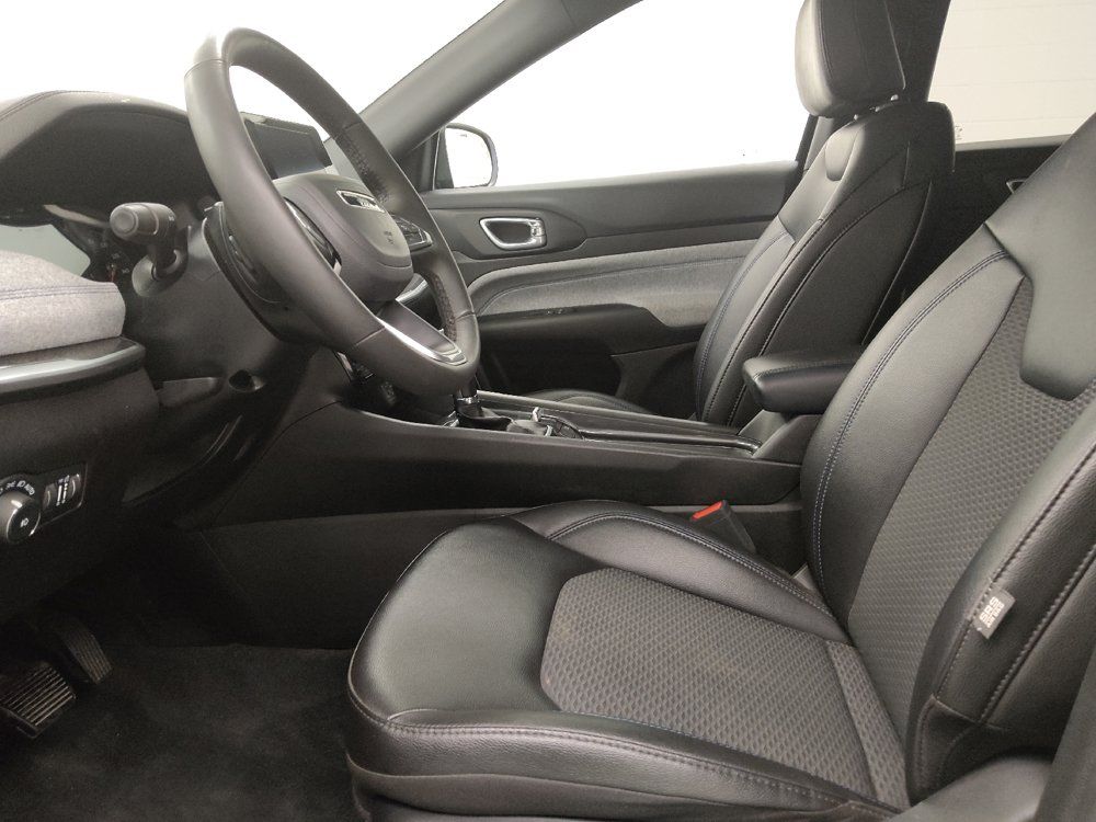 Used 2025 Jeep Compass Latitude AWD/4WD image 17