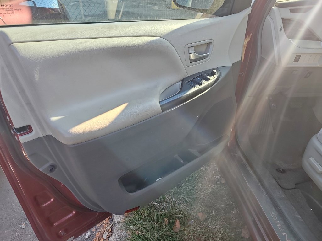 Used 2015 Toyota Sienna LE FWD image 5