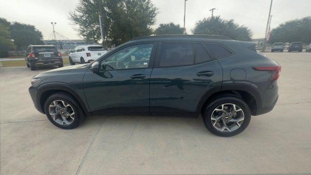 Used 2025 Chevrolet Trax LT FWD image 5