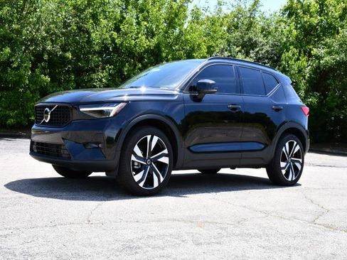 Used 2025 Volvo XC40 B5 Plus w/ Protection Package Premier AWD/4WD image 3