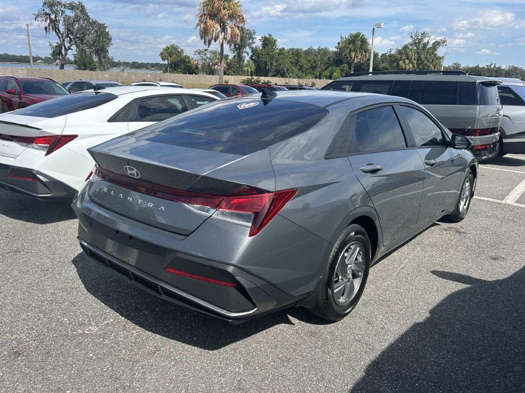Used 2025 Hyundai Elantra SE FWD image 3