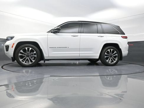 Used 2024 Jeep Grand Cherokee Overland w/ Luxury Tech Group IV AWD/4WD image 24