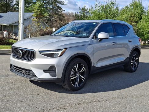 Certified 2025 Volvo XC40 B5 Core image 3