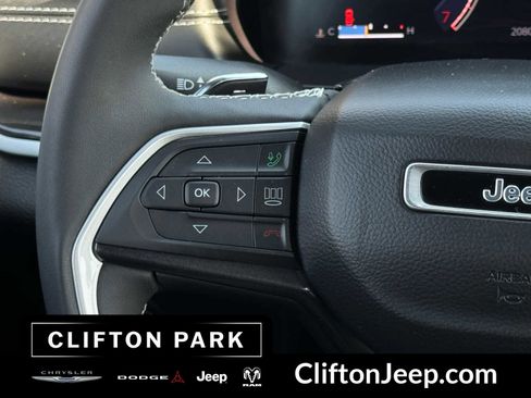 Used 2023 Jeep Grand Cherokee Altitude AWD/4WD image 22