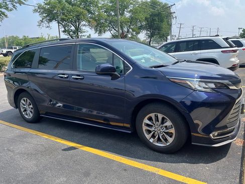 Used 2023 Toyota Sienna XLE FWD image 4