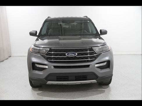 Used 2023 Ford Explorer XLT w/ Equipment Group 202A AWD/4WD image 2