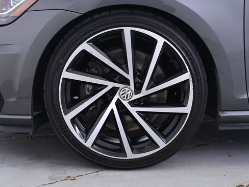 Used 2018 Volkswagen Golf R 4-Door image 11