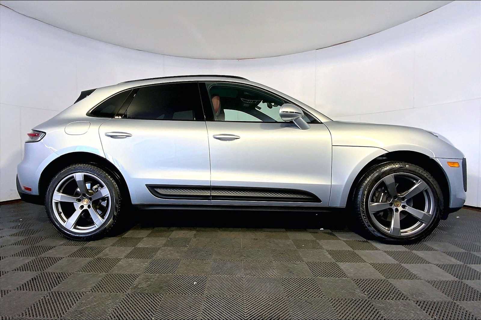 Certified 2023 Porsche Macan AWD/4WD image 8
