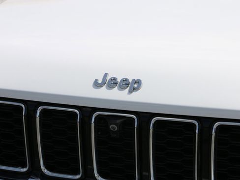 Used 2023 Jeep Grand Cherokee Limited w/ Luxury Tech Group II AWD/4WD image 12