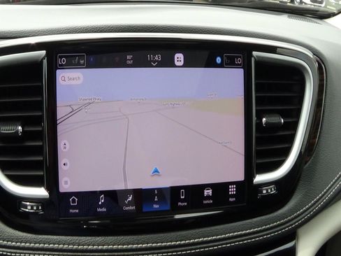 Certified 2024 Chrysler Pacifica Limited AWD/4WD image 32