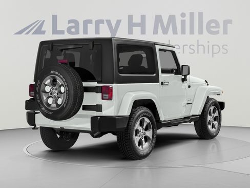 Used 2018 Jeep Wrangler Sahara w/ Connectivity Group AWD/4WD image 2