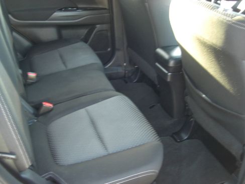 Used 2018 Mitsubishi Outlander LE image 21