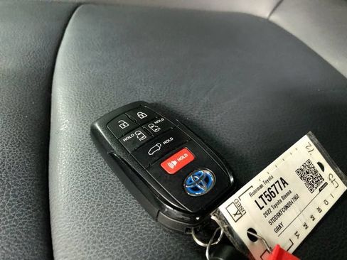 Used 2022 Toyota Sienna XSE w/ XSE Plus Package AWD/4WD image 32