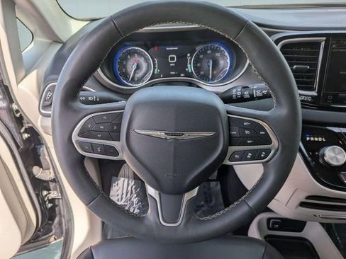 Used 2023 Chrysler Pacifica Touring-L FWD image 18