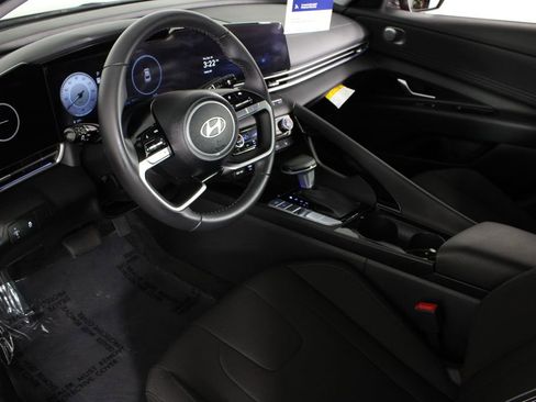 Certified 2025 Hyundai Elantra SEL image 17