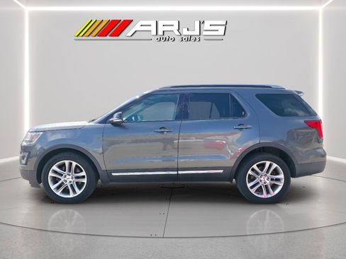 Used 2016 Ford Explorer XLT w/ Equipment Group 202A image 2